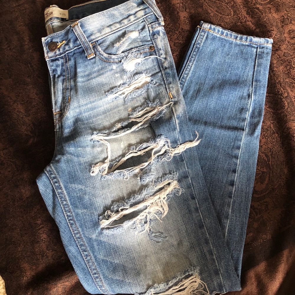 Distressed boyfriend jean